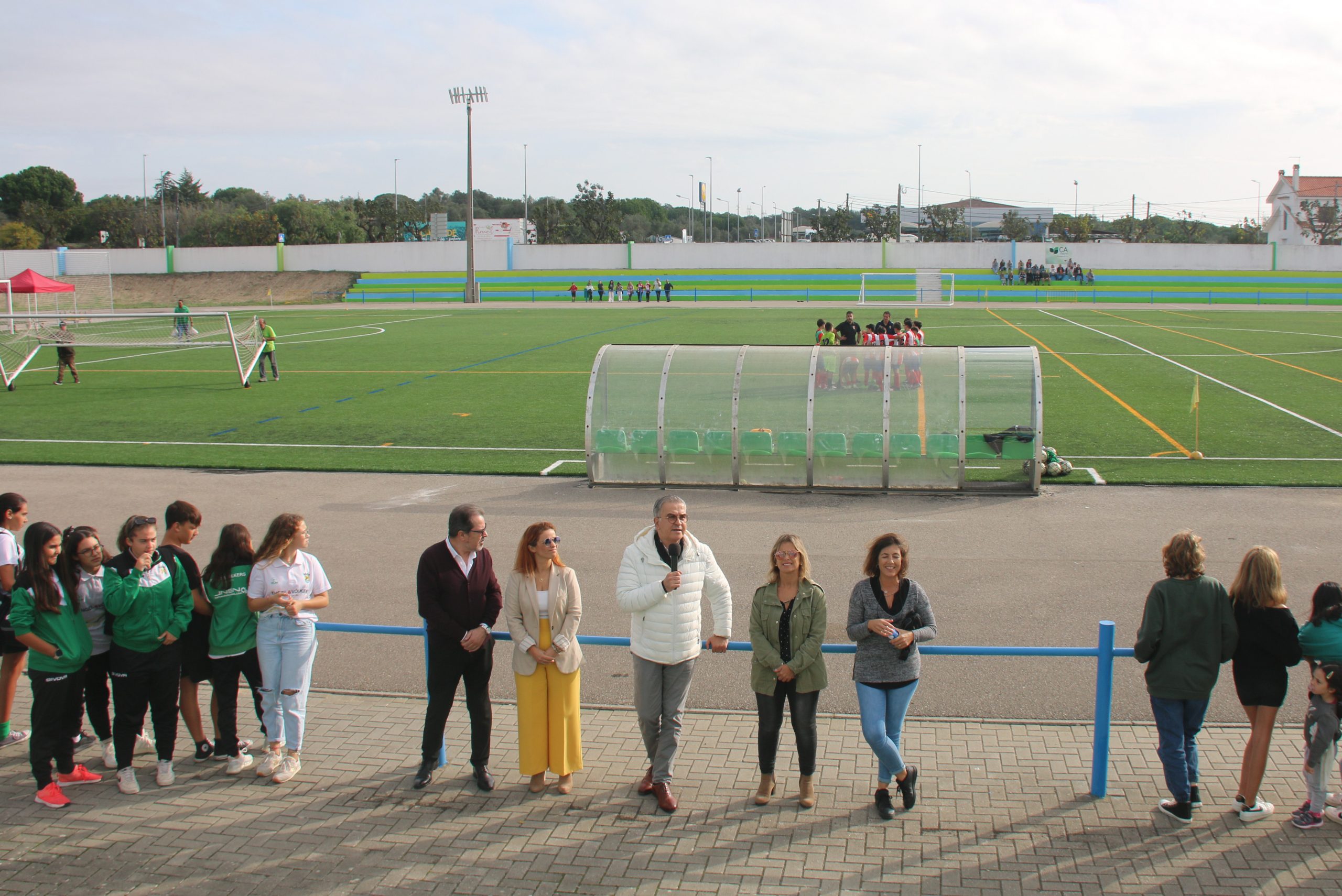 Fim de semana de futebol marcou inauguração do novo relvado sintético do Estádio Municipal de...