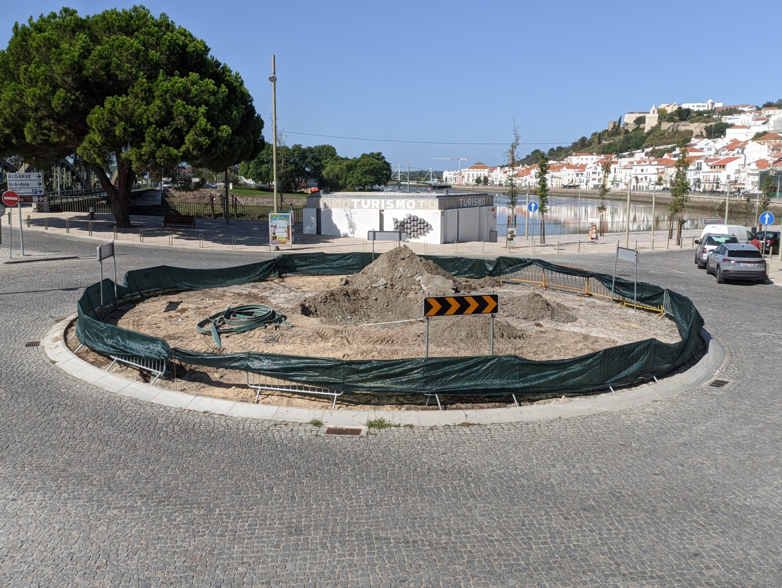 Município leva a cabo obras de requalificação da Rotunda do Largo 25 de Abril